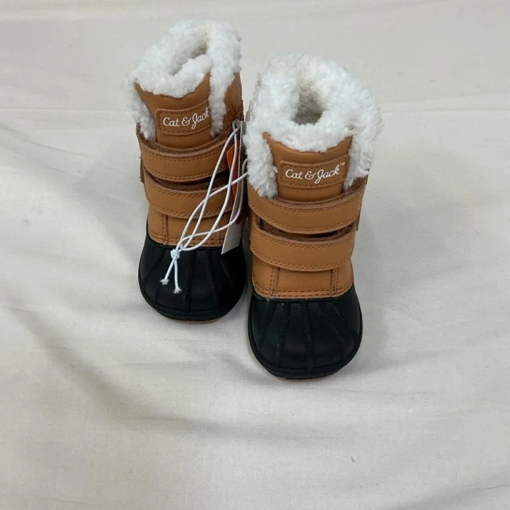 Brand new with tags Cat & Jack kids winter snow boots in size